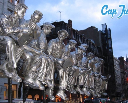 Statues des célèbres onze ouvriers, assis sur une poutre métallique surplombant Manhattan