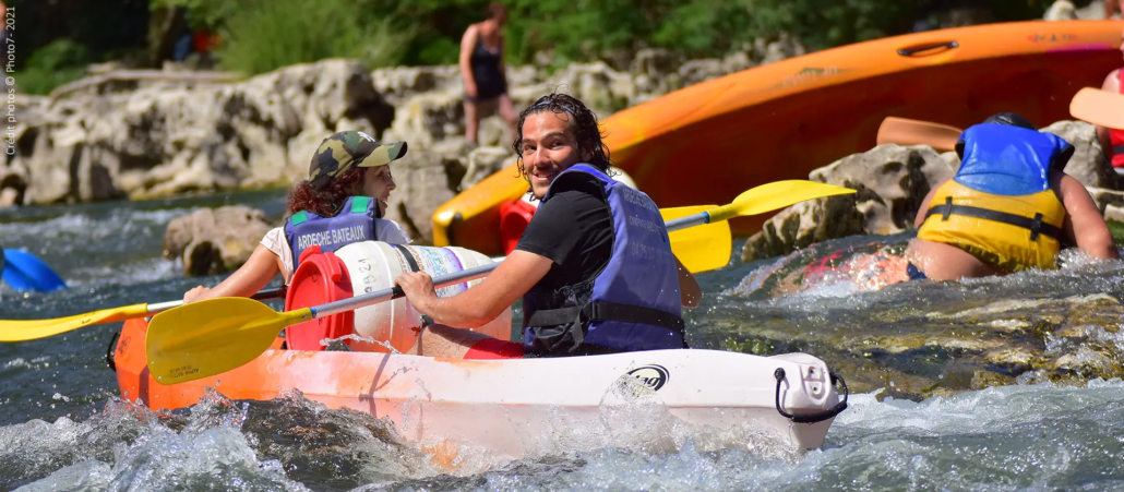 Naviguez sur les rapides de la rivière Ardèche en canoé